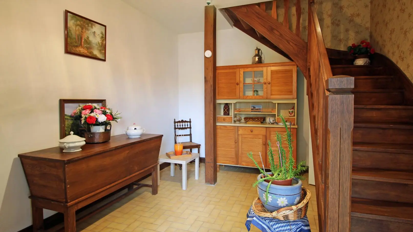 Gite La Condamine à Eymoutiers en Haute-Vienne (Limousin en Nouvelle Aquitaine). Entrée côté cour, accès par escalier_4