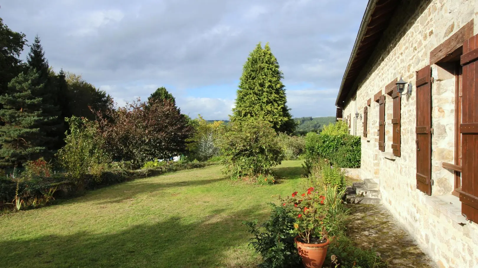 Gite La Condamine à Eymoutiers en Haute-Vienne (Limousin en Nouvelle Aquitaine)- terrain côté rez de jardin_2