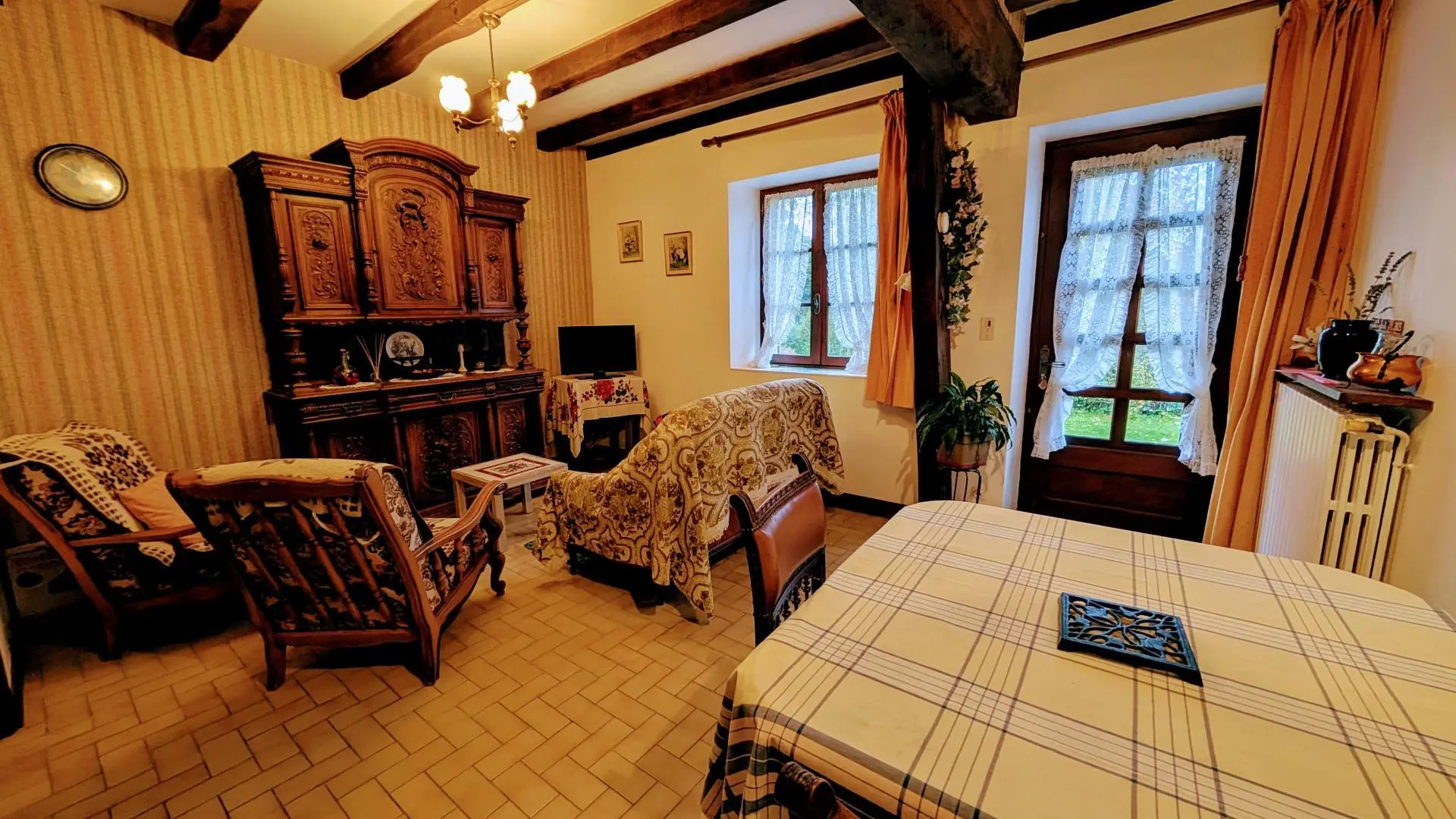 Gite La Condamine à Eymoutiers en Haute-Vienne (Limousin en Nouvelle Aquitaine)- séjour salon accès au terrain en pelouse_8