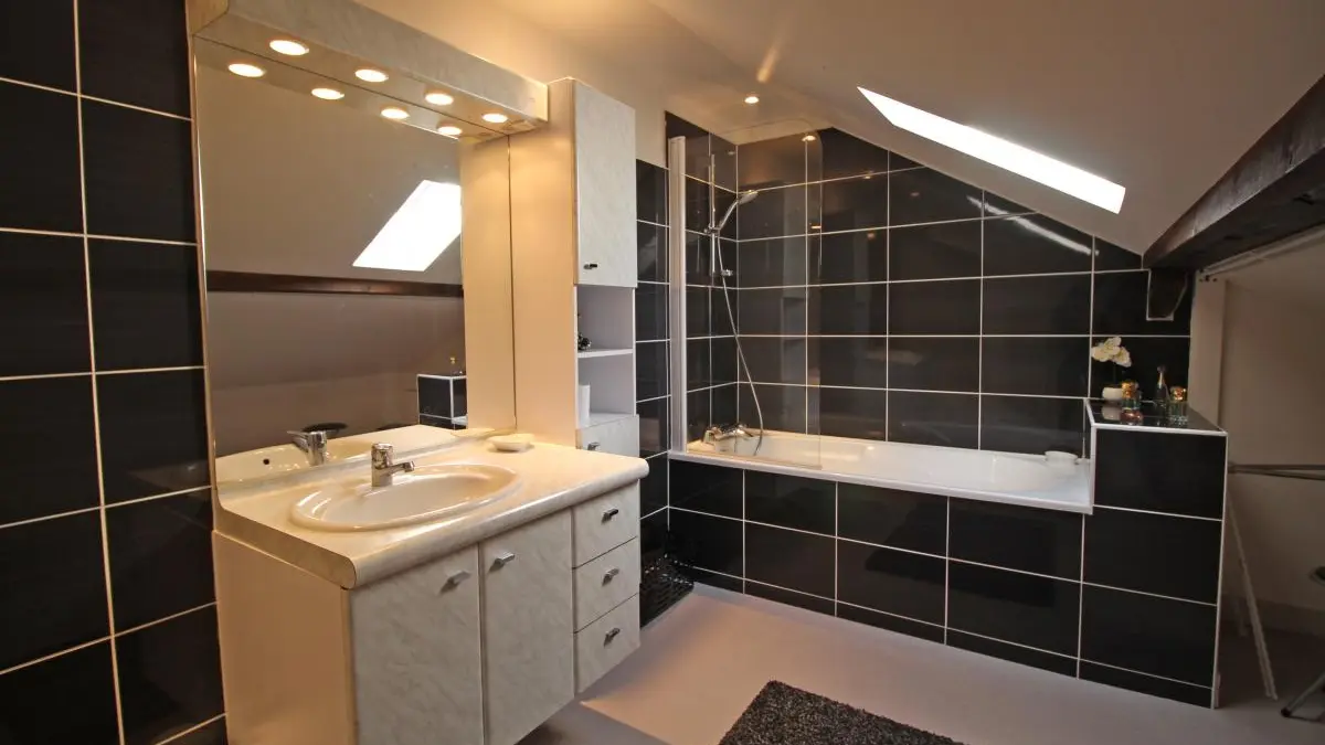 Gite Brenac Jeune à Eymoutiers en Haute-Vienne (Limousin)- salle de bain du 2ème étage_35