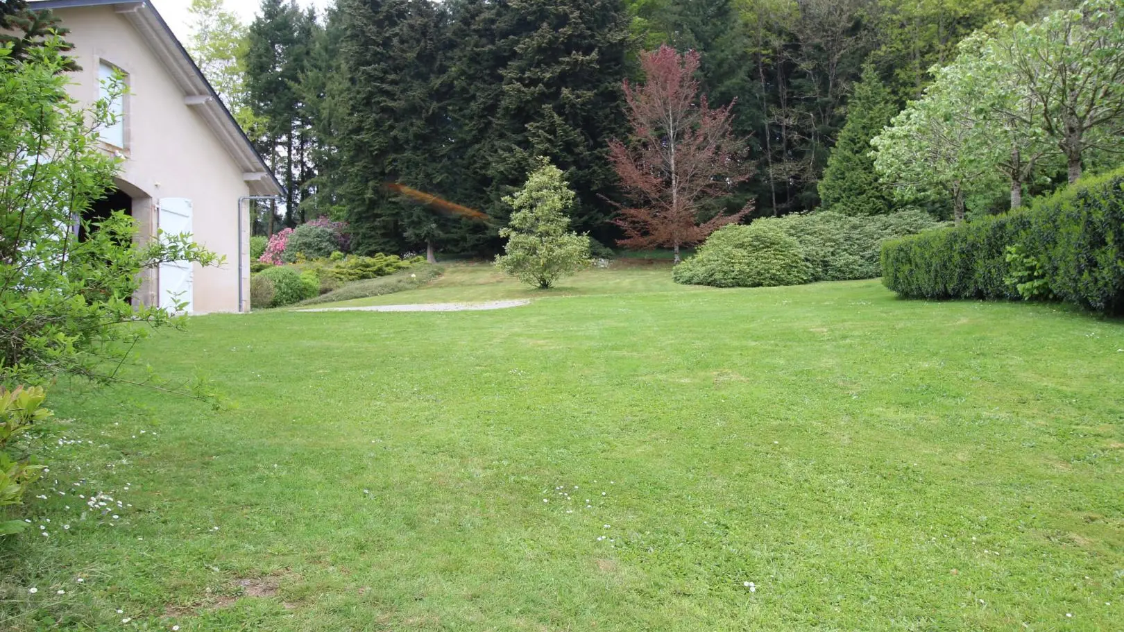 Gite Brenac Jeune à Eymoutiers en Haute-Vienne (Nouvelle Aquitaine) - espace devant la salle de jeux_48