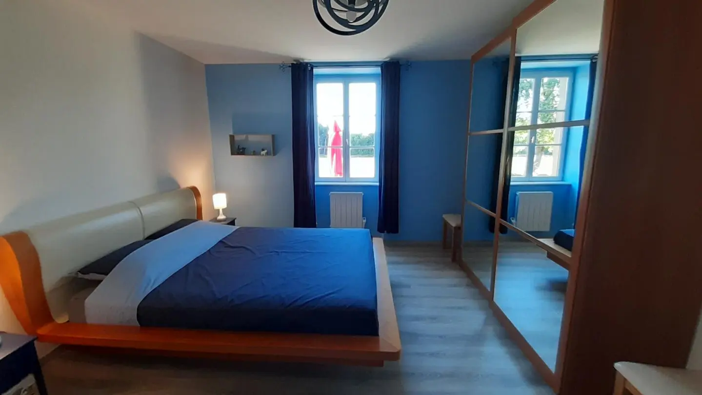 Le gîte à la campagne à Chassagnas sur la commune de La Croisille Sur Briance en Haute-Vienne - chambre lit double et lit simple_15