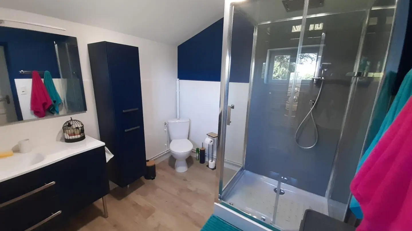 Le gîte à la campagne à Chassagnas sur la commune de La Croisille Sur Briance en Haute-Vienne - salle d'eau avec wc_16