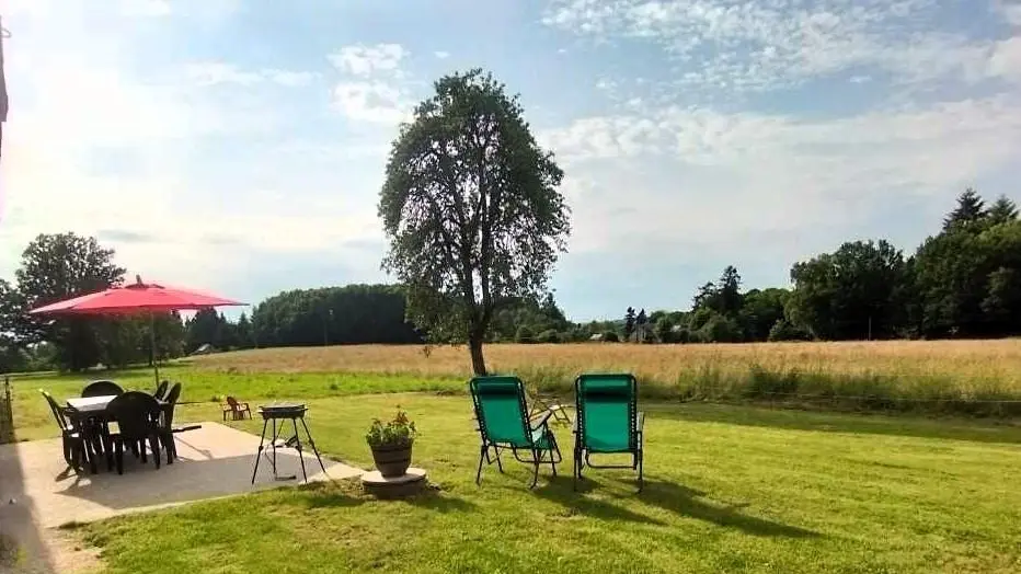 Le gîte à la campagne à Chassagnas sur la commune de La Croisille Sur Briance en Haute-Vienne - la terrasse_4
