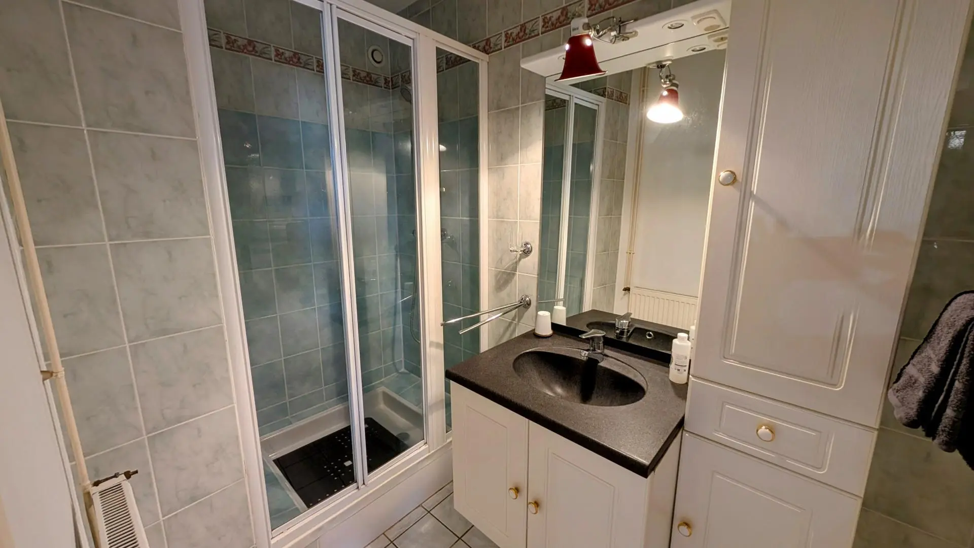 Gite Rosalie à Masleon en Haute-Vienne - salle d'eau privée à la chambre rez de chaussée_12