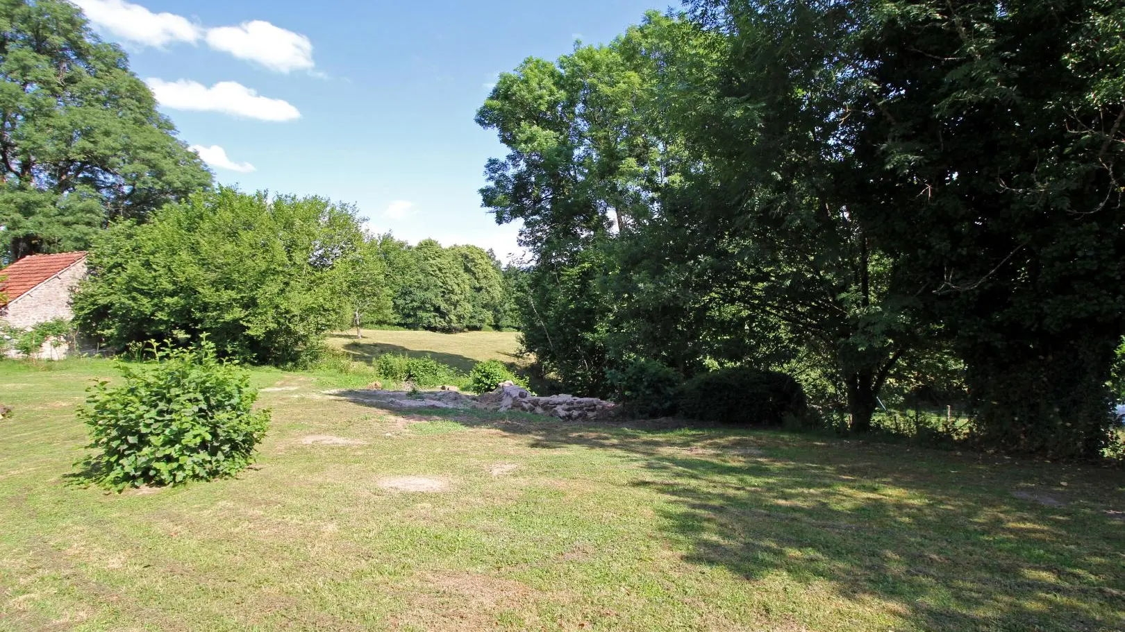 Gite Les Soleils à Nedde  en Haute-Vienne (Limousin en Nouvelle Aquitaine). Terrain commun aux 2 gîtes._21