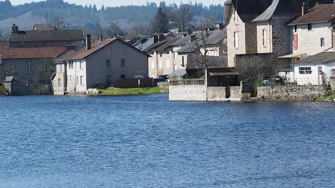 Gite La Forge à Peyrat Le Château en Haute-Vienne (Limousin en Nouvelle Aquitaine). Etang de Peyrat Le Château_16