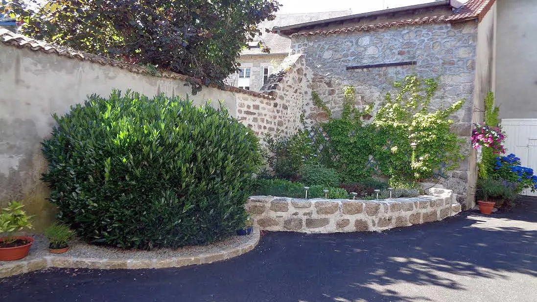 Gite La Forge à Peyrat Le Château en Haute-Vienne (Limousin en Nouvelle Aquitaine). Entrée de la cour._14