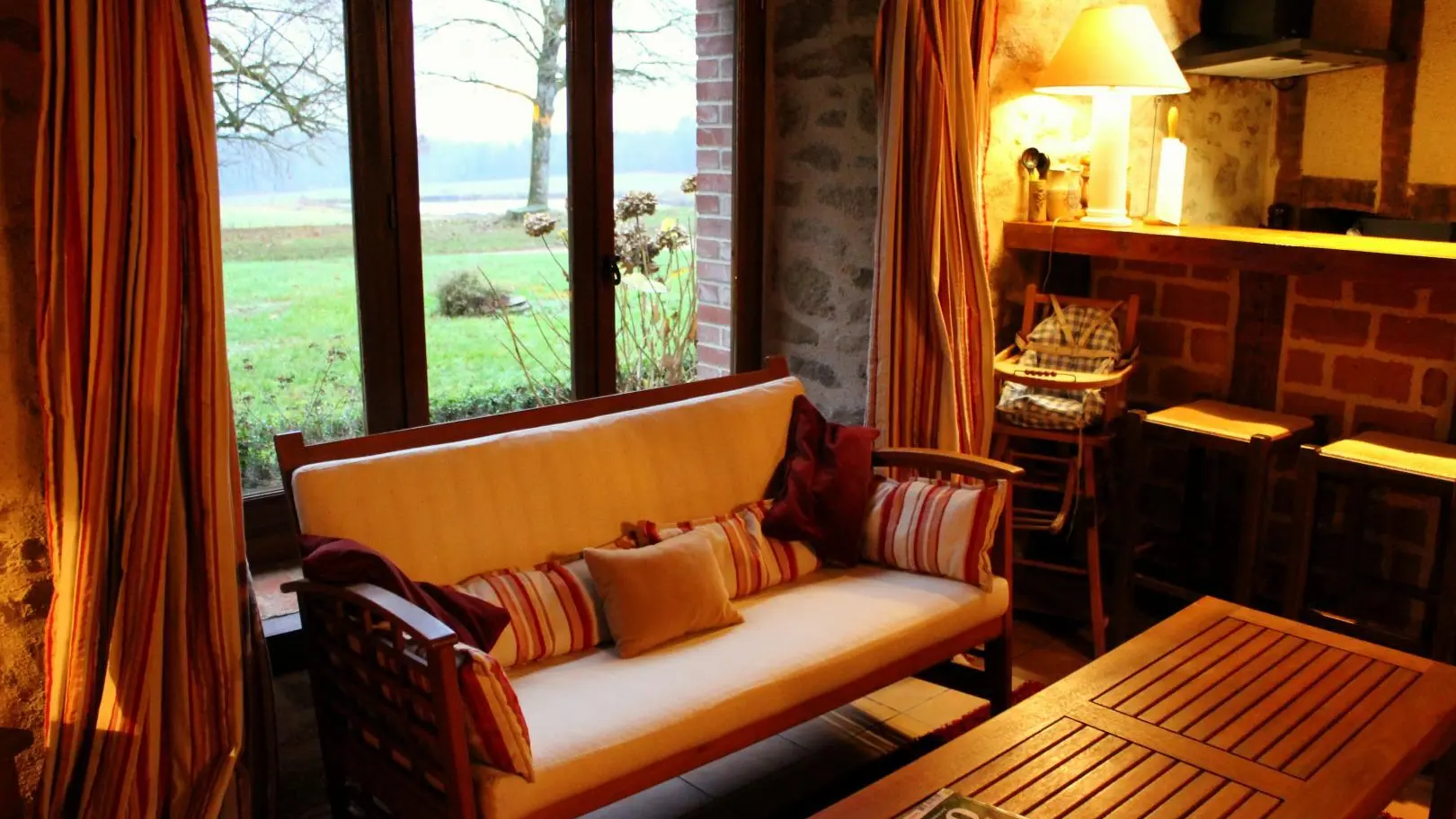 Vue du Séjour de la baie du Gîte sur le parc du Masbareau en Automne à Royères, Haute-Vienne_38