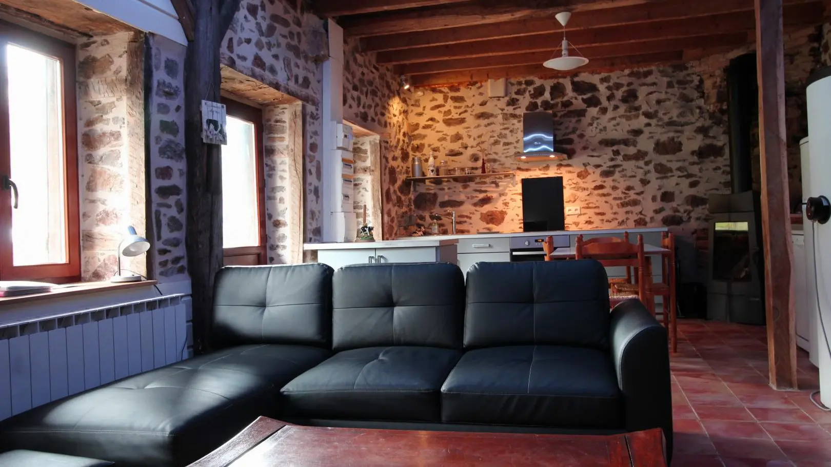 Le gîte de la rapiette à Saint Léonard de Noblat en Haute-Vienne (Limousin) - séjour avec coin salon et coin cuisine_6