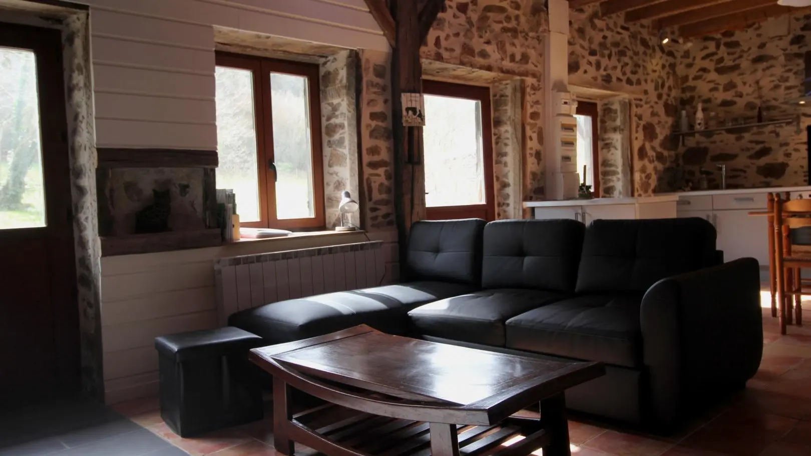 Le gîte de la rapiette à Saint Léonard de Noblat en Haute-Vienne (Limousin) - séjour avec coin salon et coin cuisine_7