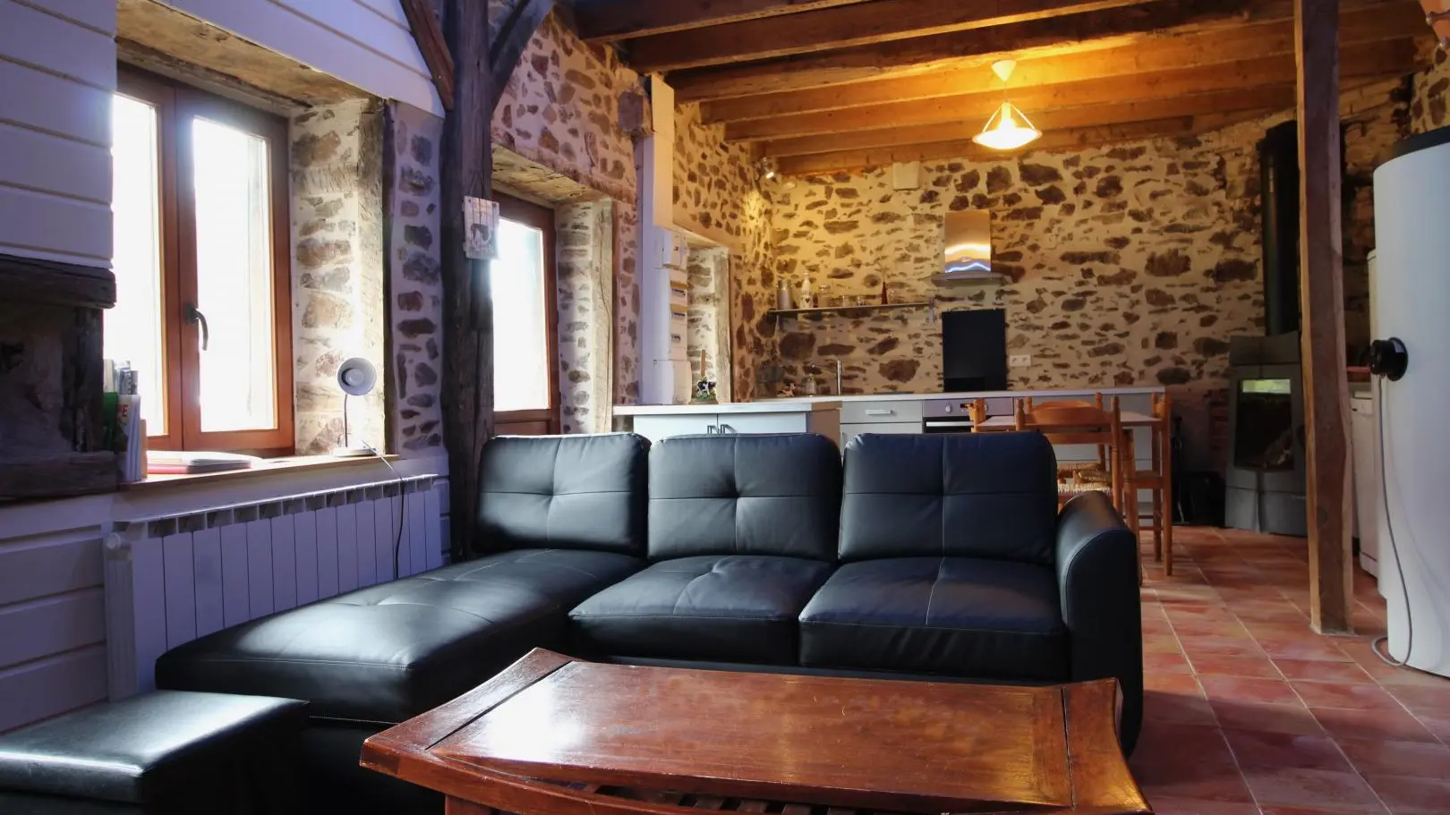 Le gîte de la rapiette à Saint Léonard de Noblat en Haute-Vienne (Limousin) - séjour avec coin salon et coin cuisine_5