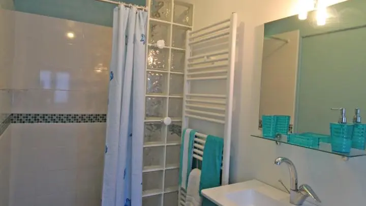 Le gîte de la rapiette à Saint Léonard de Noblat en Haute-Vienne (Limousin) - salle d'eau et wc_15