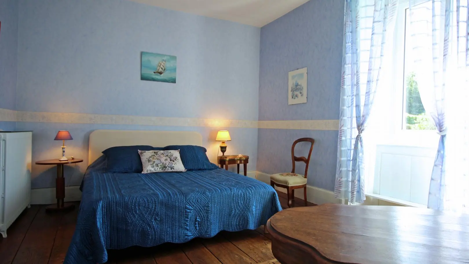 Gite Chez Maitre Jacques à Saint Léonard De Noblat en Haute-Vienne (Limousin en Nouvelle Aquitaine). Chambre bleue, 1 lit 160x200 cm, salle d'eau._11