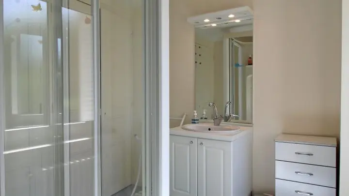 Gite Chez Maitre Jacques à Saint Léonard De Noblat en Haute-Vienne (Limousin en Nouvelle Aquitaine). Salle d'eau chambre blanche._10