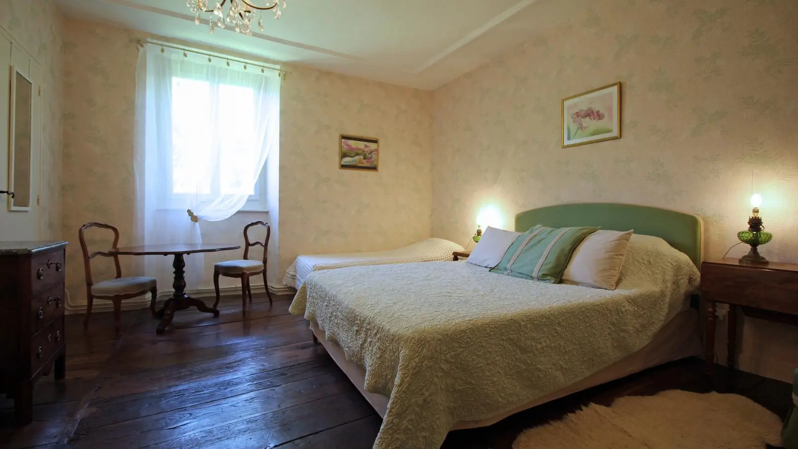 Gite Chez Maitre Jacques à Saint Léonard De Noblat en Haute-Vienne (Limousin en Nouvelle Aquitaine). Chambre verte, 1 lit 160x210, 1 lit 90x190 cm, 3 lits parapluie._13