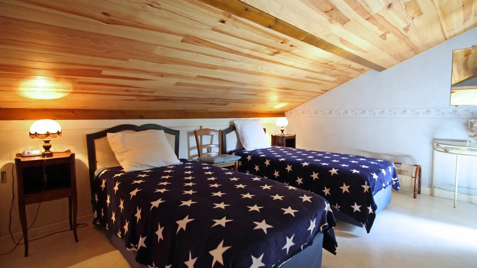 Gite Chez Maitre Jacques à Saint Léonard De Noblat en Haute-Vienne (Limousin en Nouvelle Aquitaine). Petite chambre étage mansardé, 2 lits 90x190 cm._21