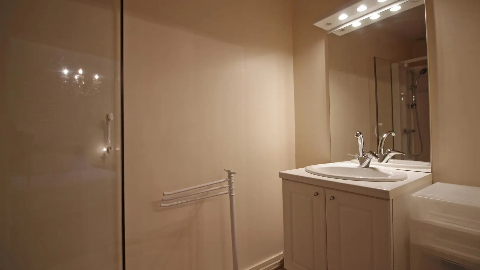 Gite Chez Maitre Jacques à Saint Léonard De Noblat en Haute-Vienne (Limousin en Nouvelle Aquitaine). Salle d'eau chambre verte._14