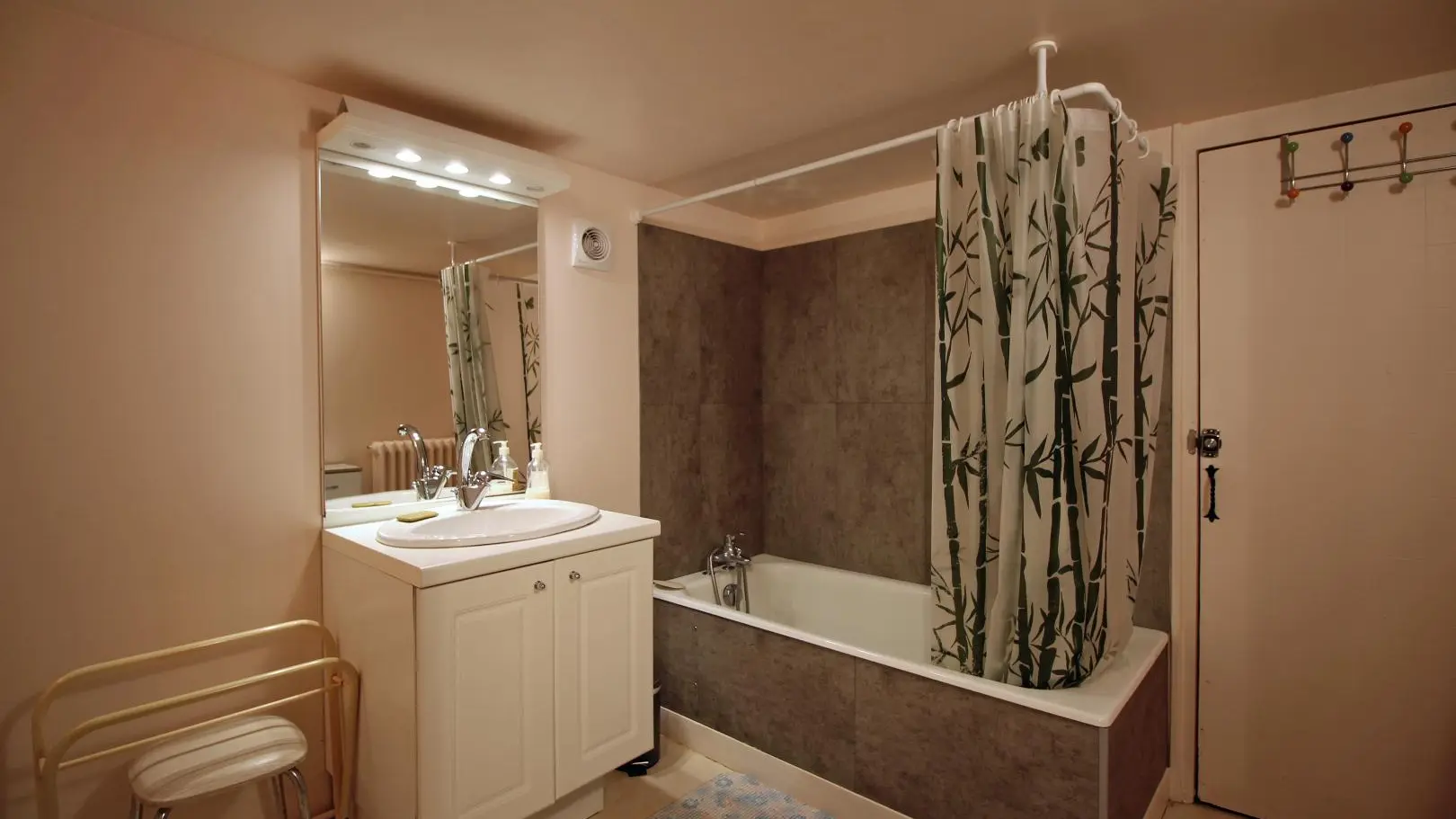 Gite Chez Maitre Jacques à Saint Léonard De Noblat en Haute-Vienne (Limousin en Nouvelle Aquitaine)Salle de bain indépendante avec table à langer,baignoires pour bébés et chauffage d'appoint._18