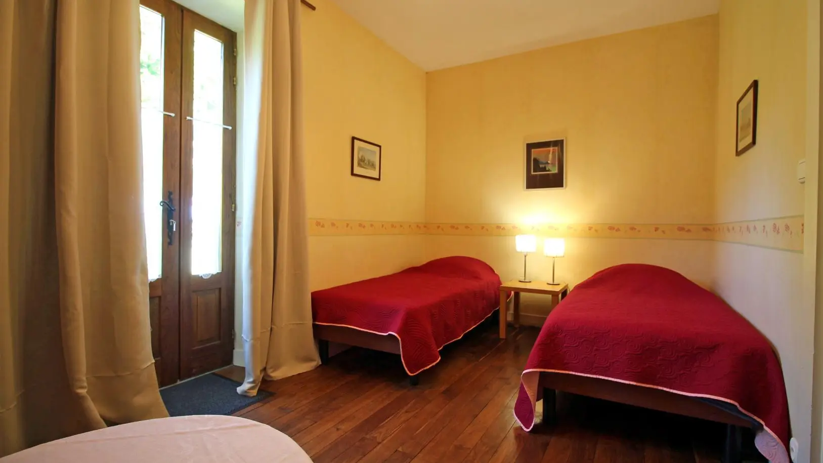 Gite Chez Maitre Jacques à Saint Léonard De Noblat en Haute-Vienne (Limousin en Nouvelle Aquitaine). Chambre rouge 2 lits 90x190 cm._16