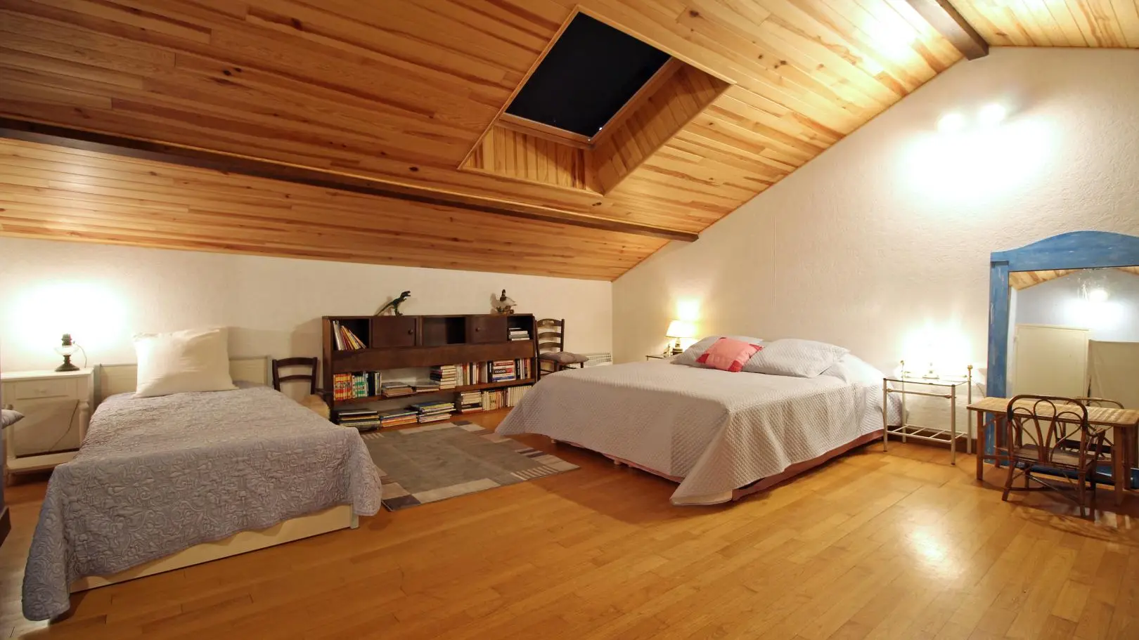 Gite Chez Maitre Jacques à Saint Léonard De Noblat en Haute-Vienne (Limousin en Nouvelle Aquitaine). Grande chambre étage mansardé, 1 lit 160x200, 2 lits 90x200 cm._19