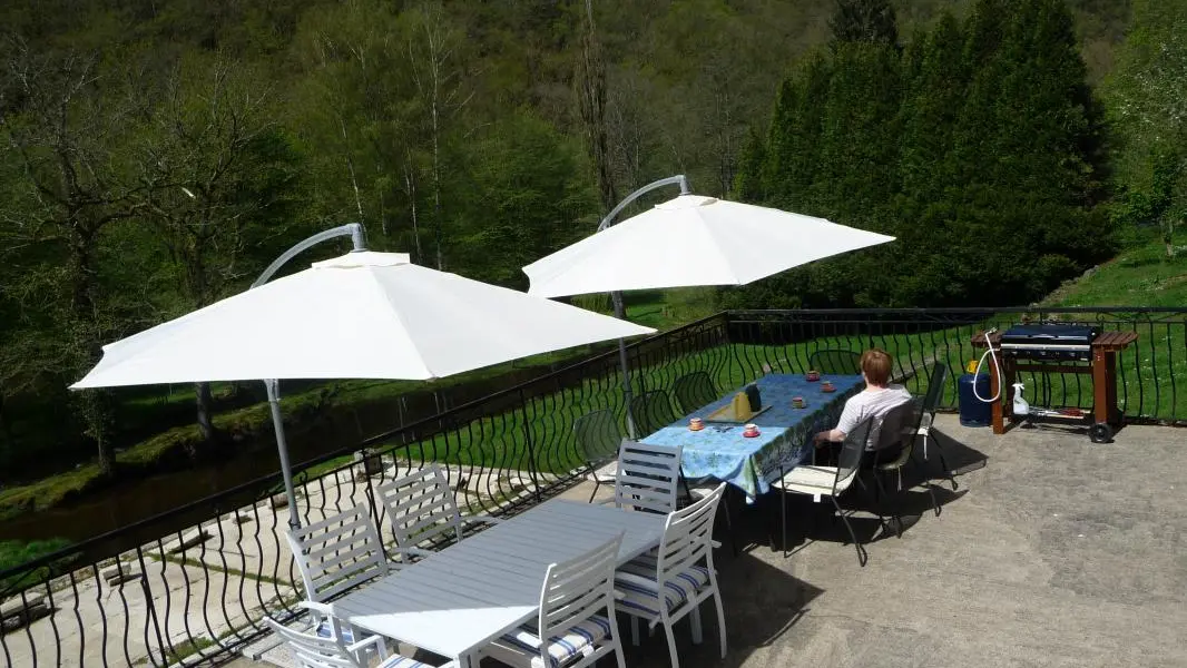Gite Chez Maitre Jacques à Saint Léonard De Noblat en Haute-Vienne (Limousin en Nouvelle Aquitaine). Terrasse extérieure 60m²_3
