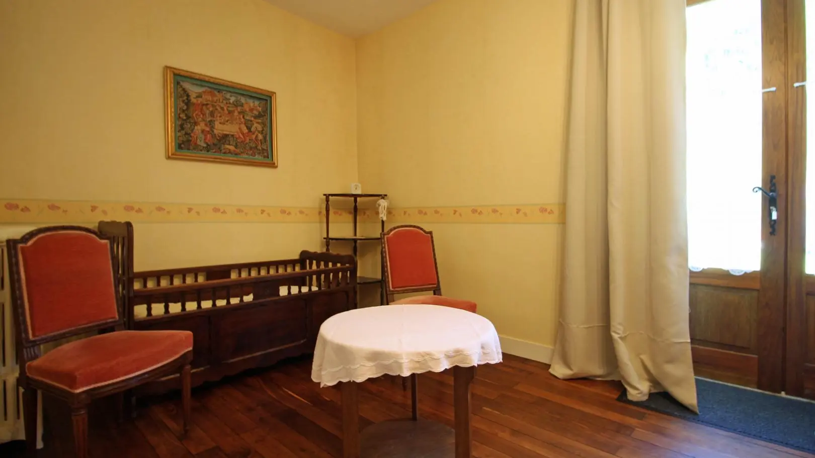 Gite Chez Maitre Jacques à Saint Léonard De Noblat en Haute-Vienne (Limousin en Nouvelle Aquitaine). Chambre rouge, lit enfant._17