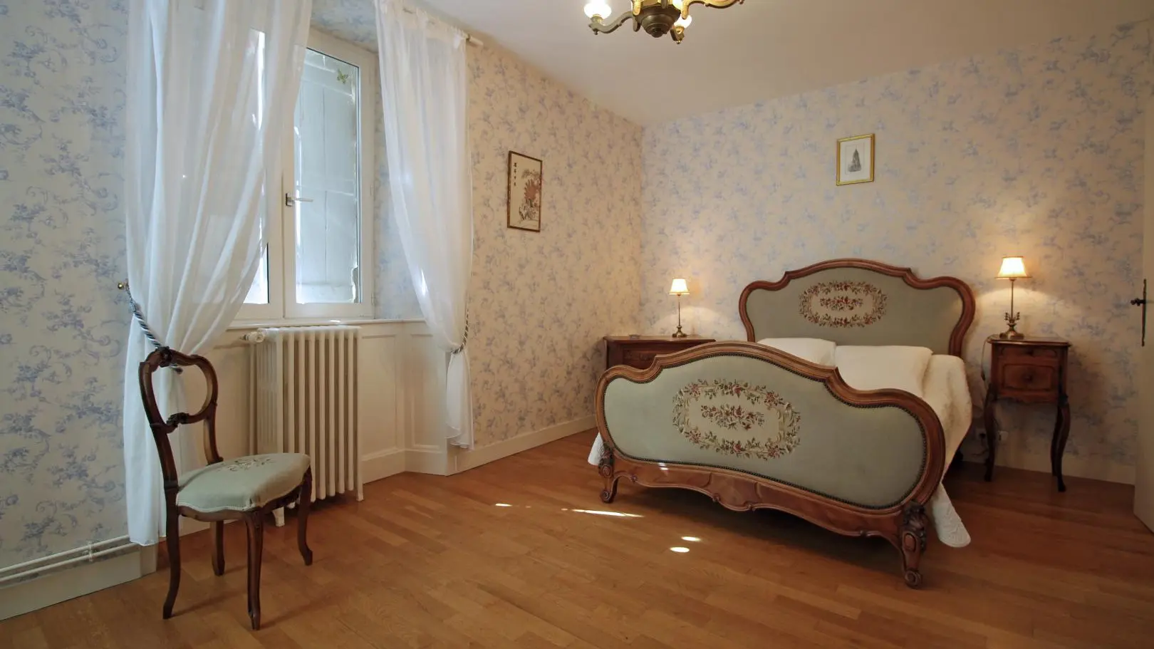 Gite Chez Maitre Jacques à Saint Léonard De Noblat en Haute-Vienne (Limousin en Nouvelle Aquitaine). Chambre blanche, lit 140x190 cm, salle d'eau._9