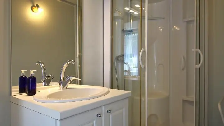 Gite Chez Maitre Jacques à Saint Léonard De Noblat en Haute-Vienne (Limousin en Nouvelle Aquitaine). Salle d'eau chambre bleue._12