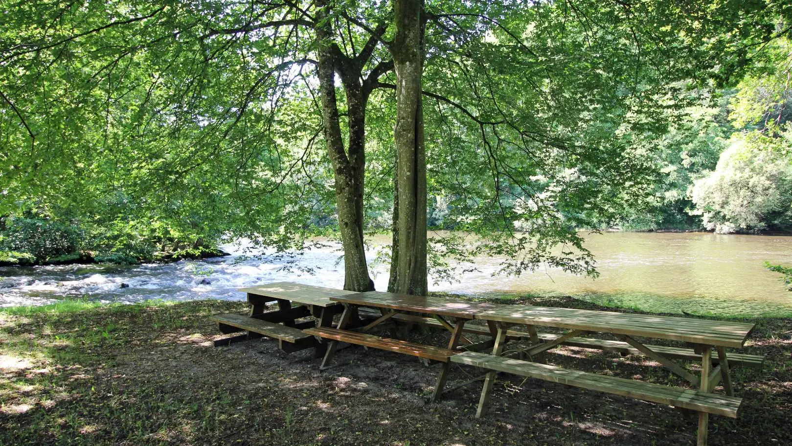 Gite Chez Maitre Jacques à Saint Léonard De Noblat en Haute-Vienne (Limousin en Nouvelle Aquitaine). Tables de pic-nique en bord de Vienne._29