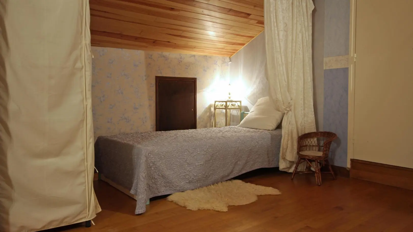 Gite Chez Maitre Jacques à Saint Léonard De Noblat en Haute-Vienne (Limousin en Nouvelle Aquitaine). Alcôve dans grande chambre étage mansardé, 1 lit 90x200 cm._20