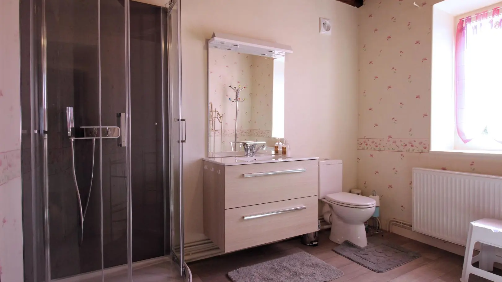 Gite Chez Maitre Jacques à Saint Léonard De Noblat en Haute-Vienne (Limousin en Nouvelle Aquitaine). Salle d'eau étage mansardé+W.C._22