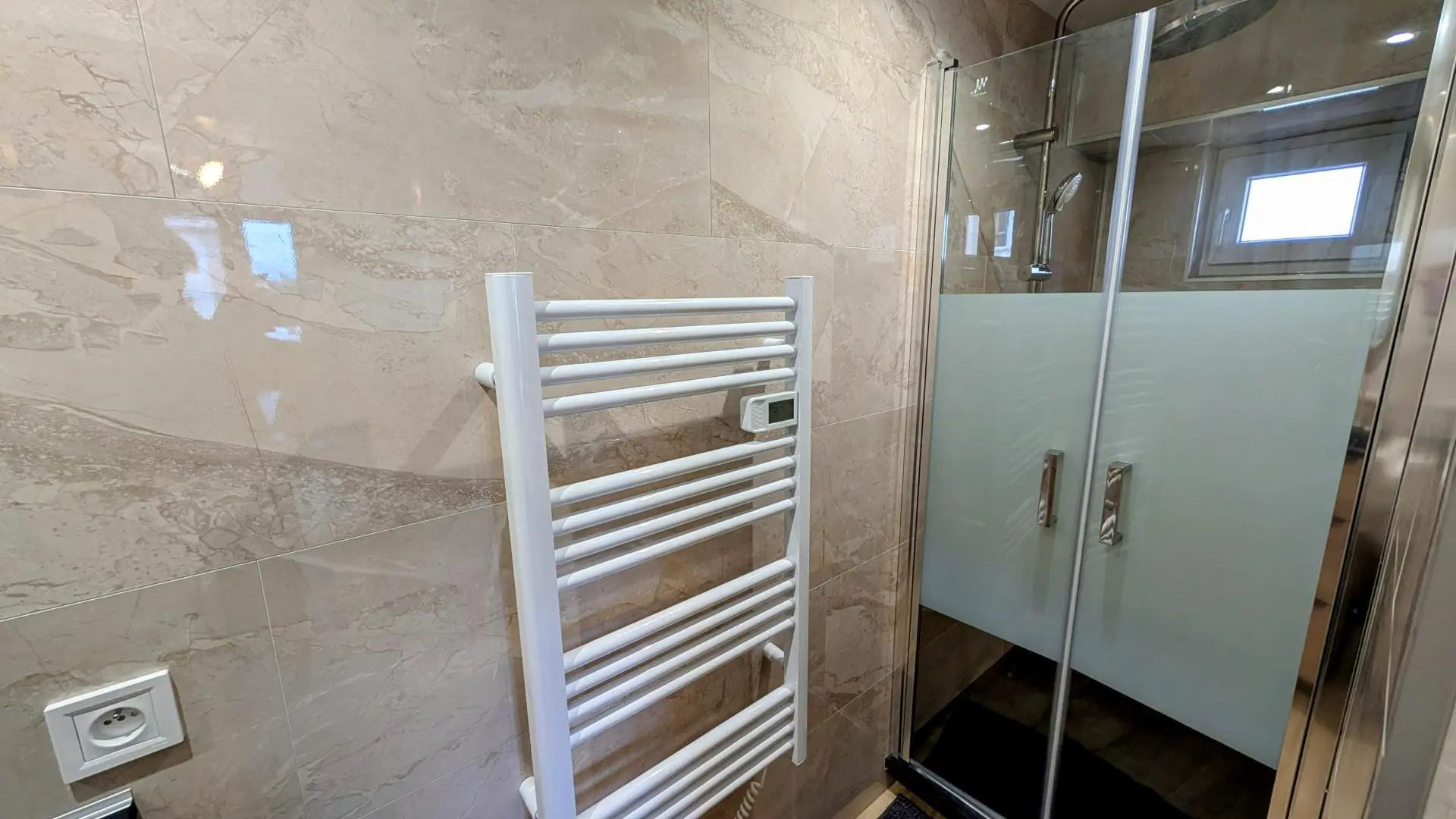 l'appartement de Saint Léo situé sur la commune de Saint Leonard de Noblat en Haute-Vienne - salle d'eau_10