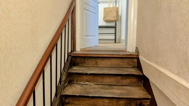 l'appartement de Saint Léo situé sur la commune de Saint Leonard de Noblat en Haute-Vienne - escalier d'accès_14