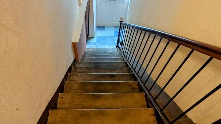 l'appartement de Saint Léo situé sur la commune de Saint Leonard de Noblat en Haute-Vienne - accès à l'appartement par un escalier_15