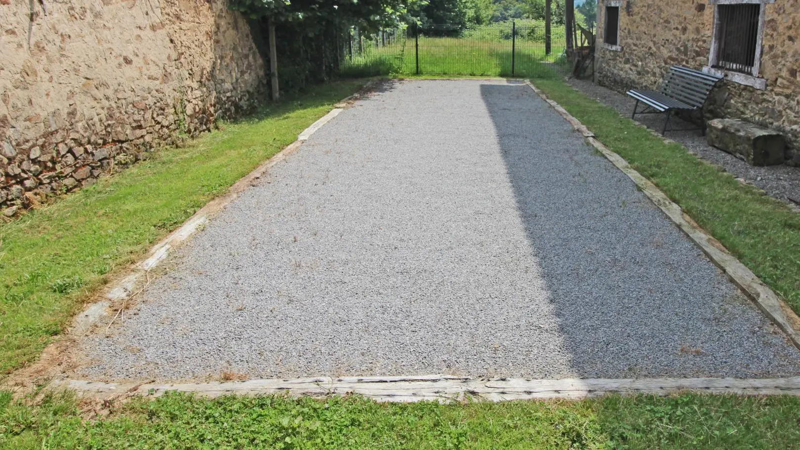 Le gîte du déserteur à Saint Martin Terressus en Haute-Vienne (Nouvelle Aquitaine) terrain de pétanque derrière le gîte_47