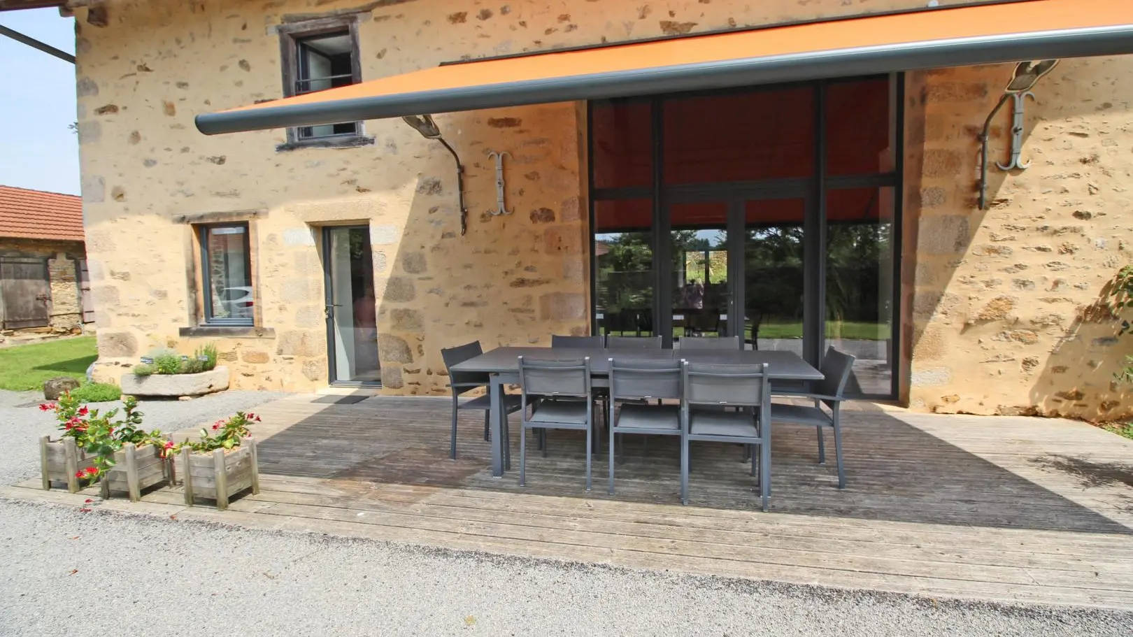 Le gîte du déserteur à Saint Martin Terressus en Haute-Vienne (Nouvelle Aquitaine) - terrasse avec store_2