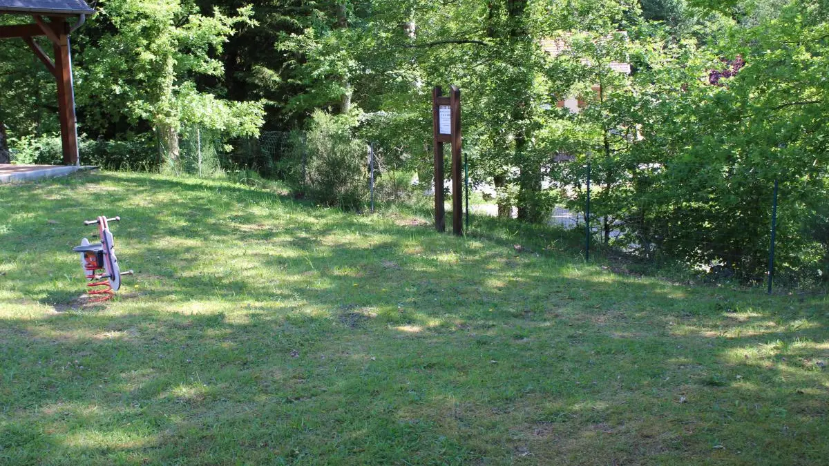 Beaumont Du Lac  en Haute-Vienne (Limousin en Nouvelle Aquitaine) - pelouse commune_9
