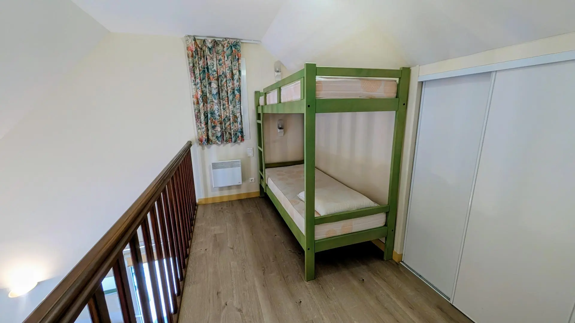 Beaumont Du Lac en Haute-Vienne (Limousin en Nouvelle Aquitaine) - lits superposés en mezzanine ouverte sur séjour_11