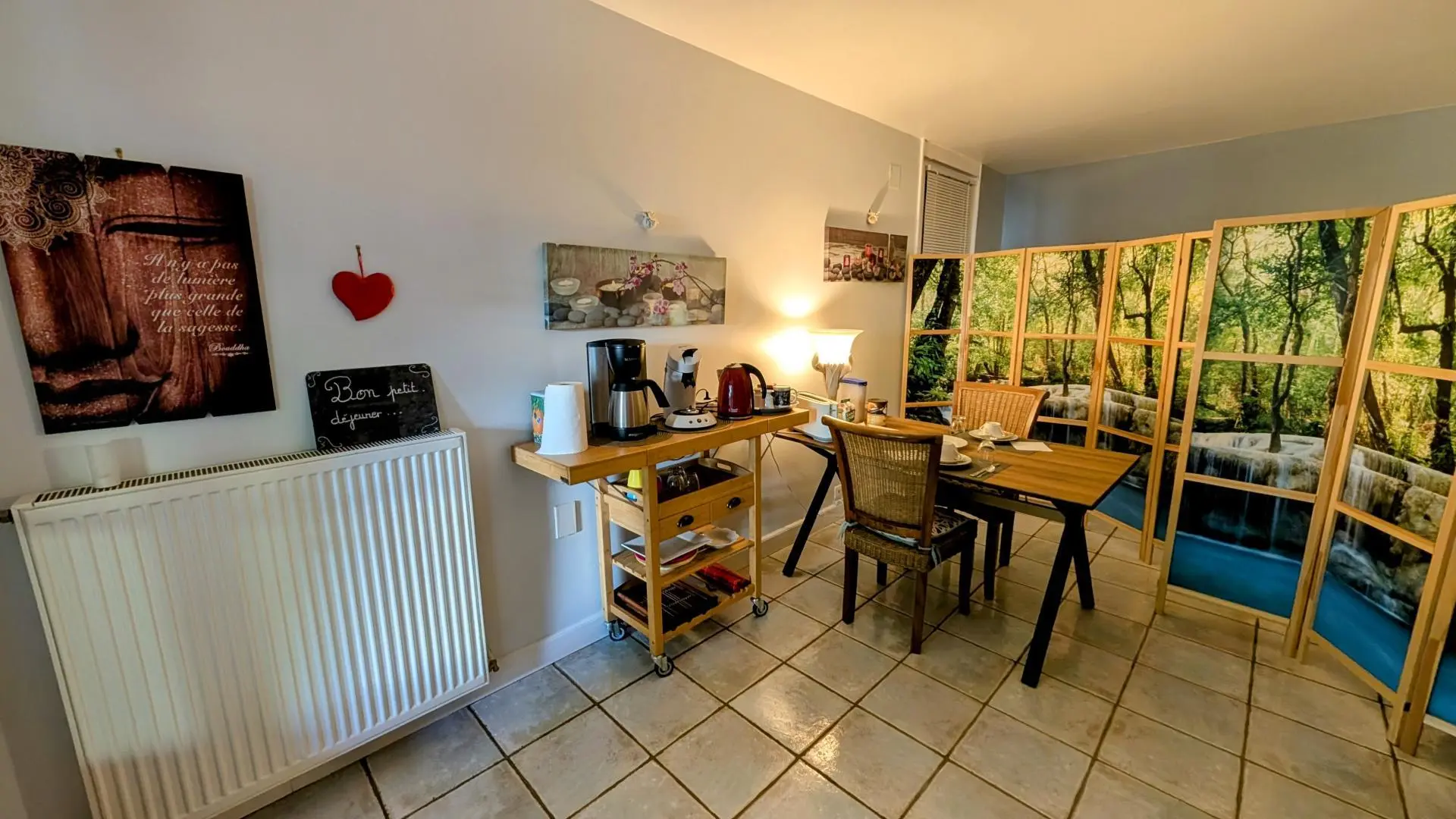 Chambre d'hotes  Le Domaine Des Tuillières à Masleon  en Haute-Vienne (Limousin)- espace petit dejeuner_7