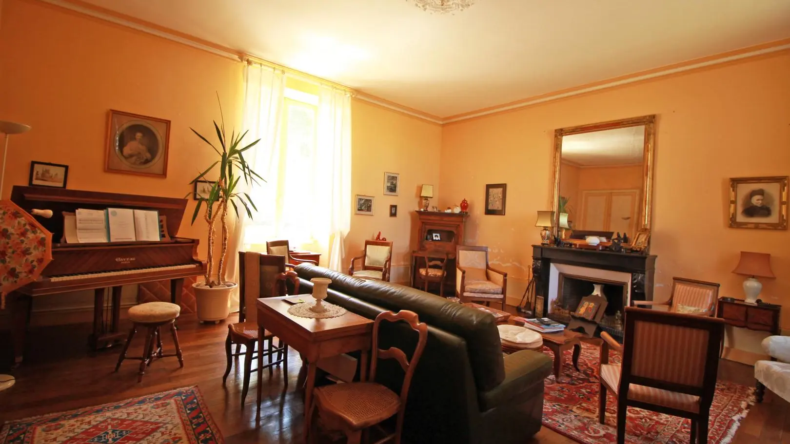 Le piano du salon au Masbareau, Chambres et Table d'Hôtes de Charme de Charme à Royeres en Haute-Vienne Limousin Nouvelle Aquitaine_30