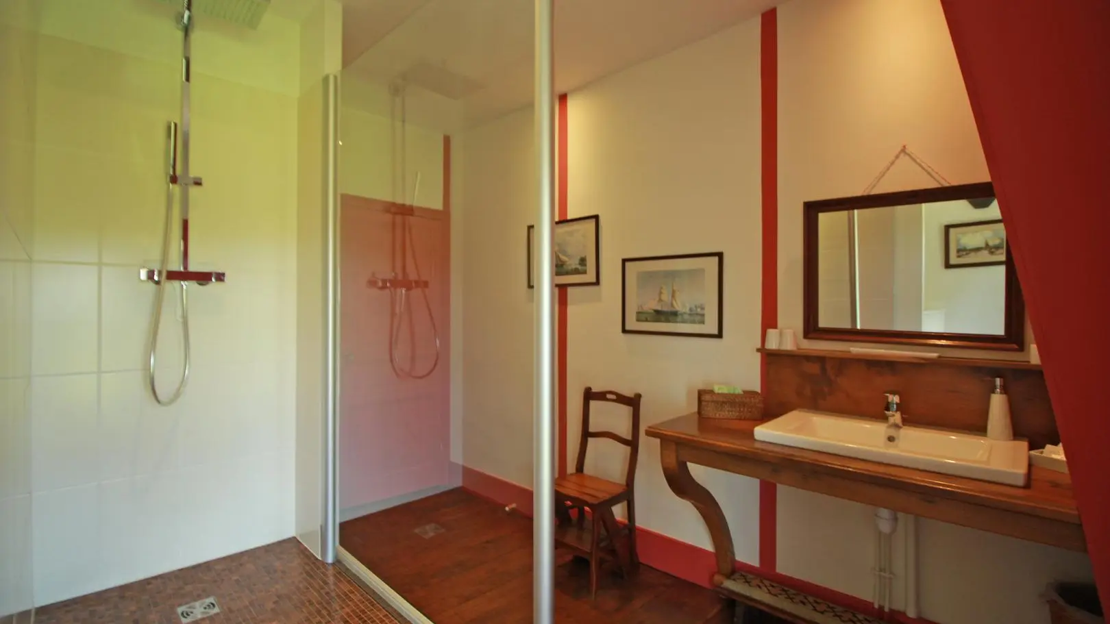 Salle de douche de la Suite de Tante Madeleine au Masbareau, Chambres et Table d'Hôtes de Charme à Royères en Haute-Vienne Limousin Nouvelle Aquitaine_15