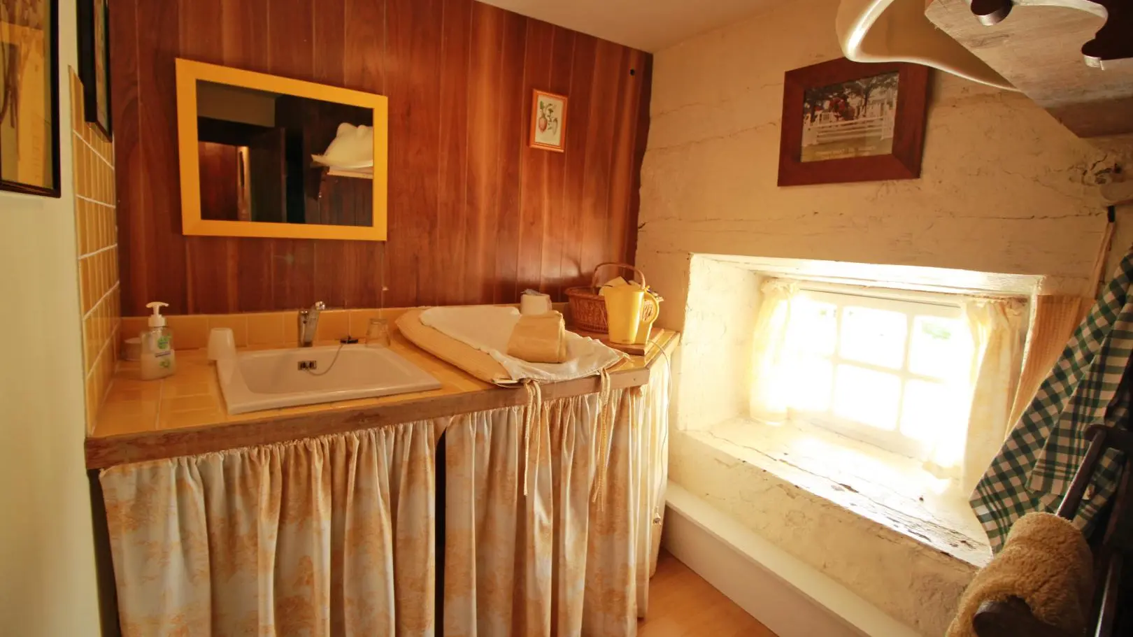 Poste à langer de la Suite Familiale Le MasbareauChambres et Table d'Hôtes de Charme à Royeres en Haute-Vienne Limousin Nouvelle Aquitaine_24