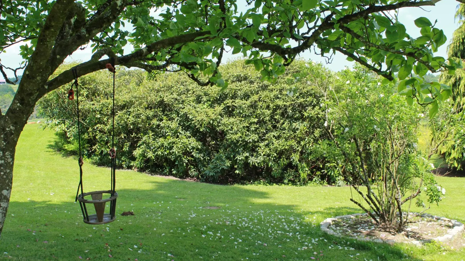 Balançoire pour bébé en Chambre d'hôtes Le Masbareau à Royeres en Haute-Vienne Limousin Nouvelle Aquitaine_39