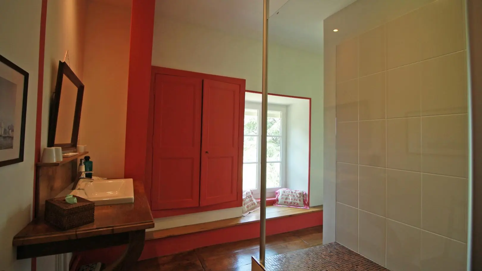 La salle de douche de la suite de Tante Madeleine le Masbareau Chambres et Table d'Hôtes de Charme à Royeres en Haute-Vienne Limousin Nouvelle Aquitaine_16