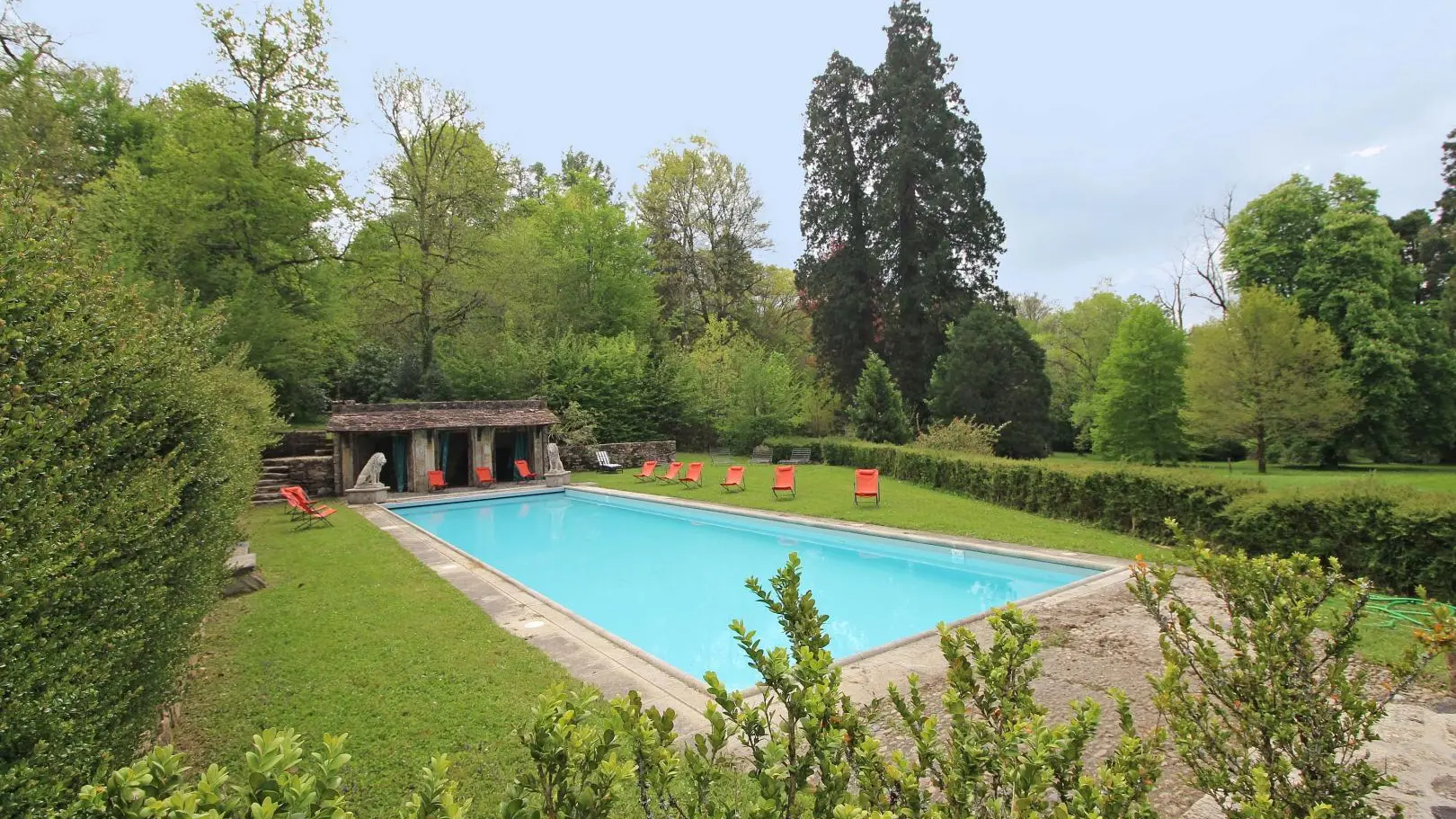 La Maison des Bois gîte du Domaine de Montintin à Chateau Chervix - la piscine_25
