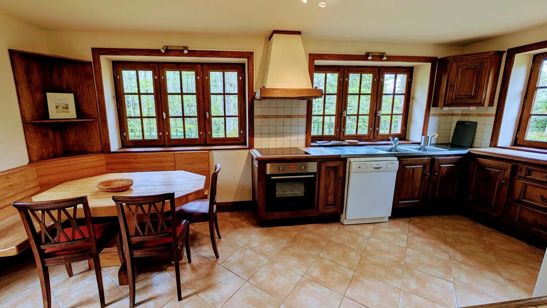 La Maison des Bois gîte du Domaine de Montintin à Chateau Chervix - cuisine_7