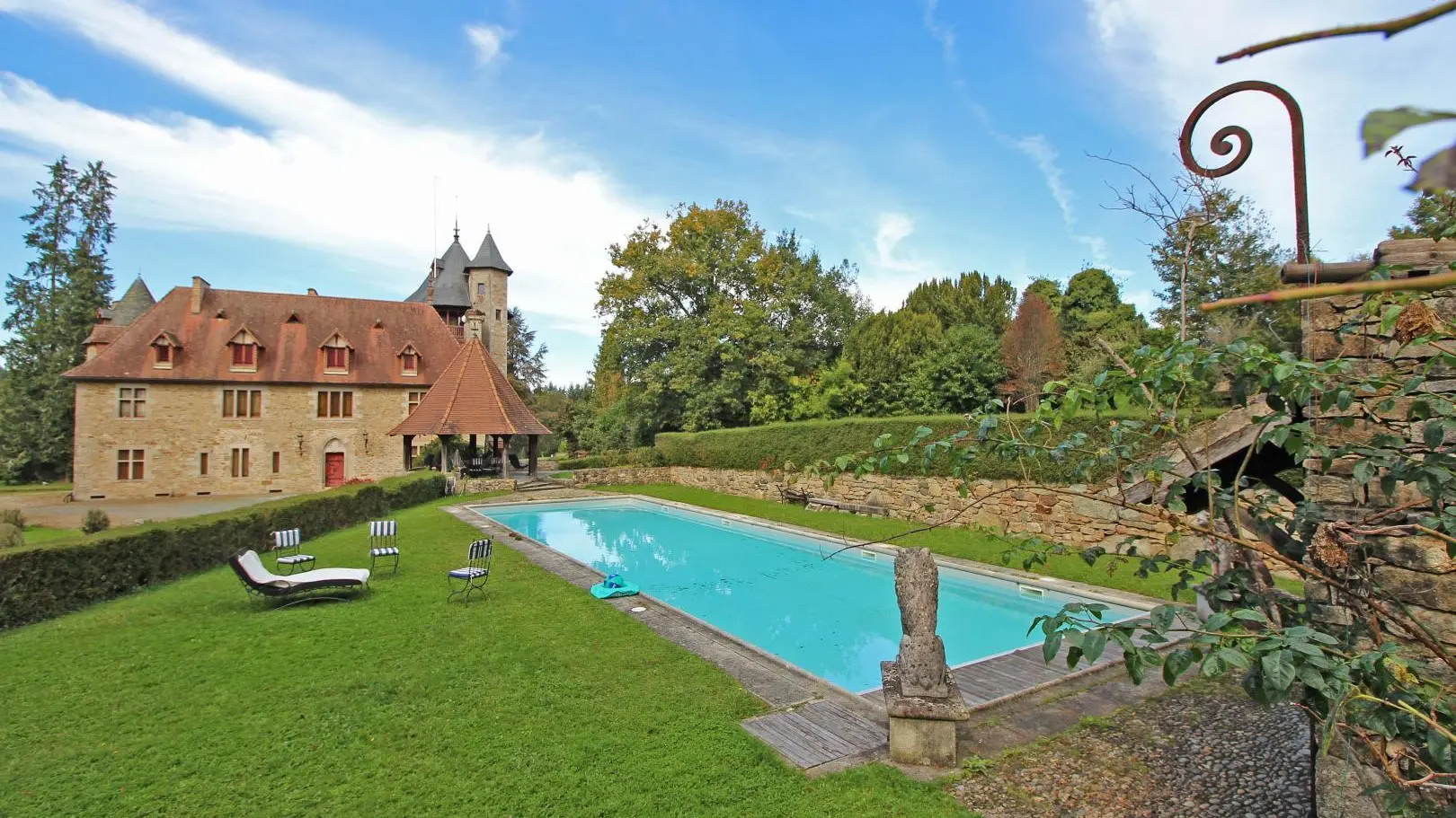 La Maison des Bois gîte du Domaine de Montintin à Chateau Chervix - la piscine_23