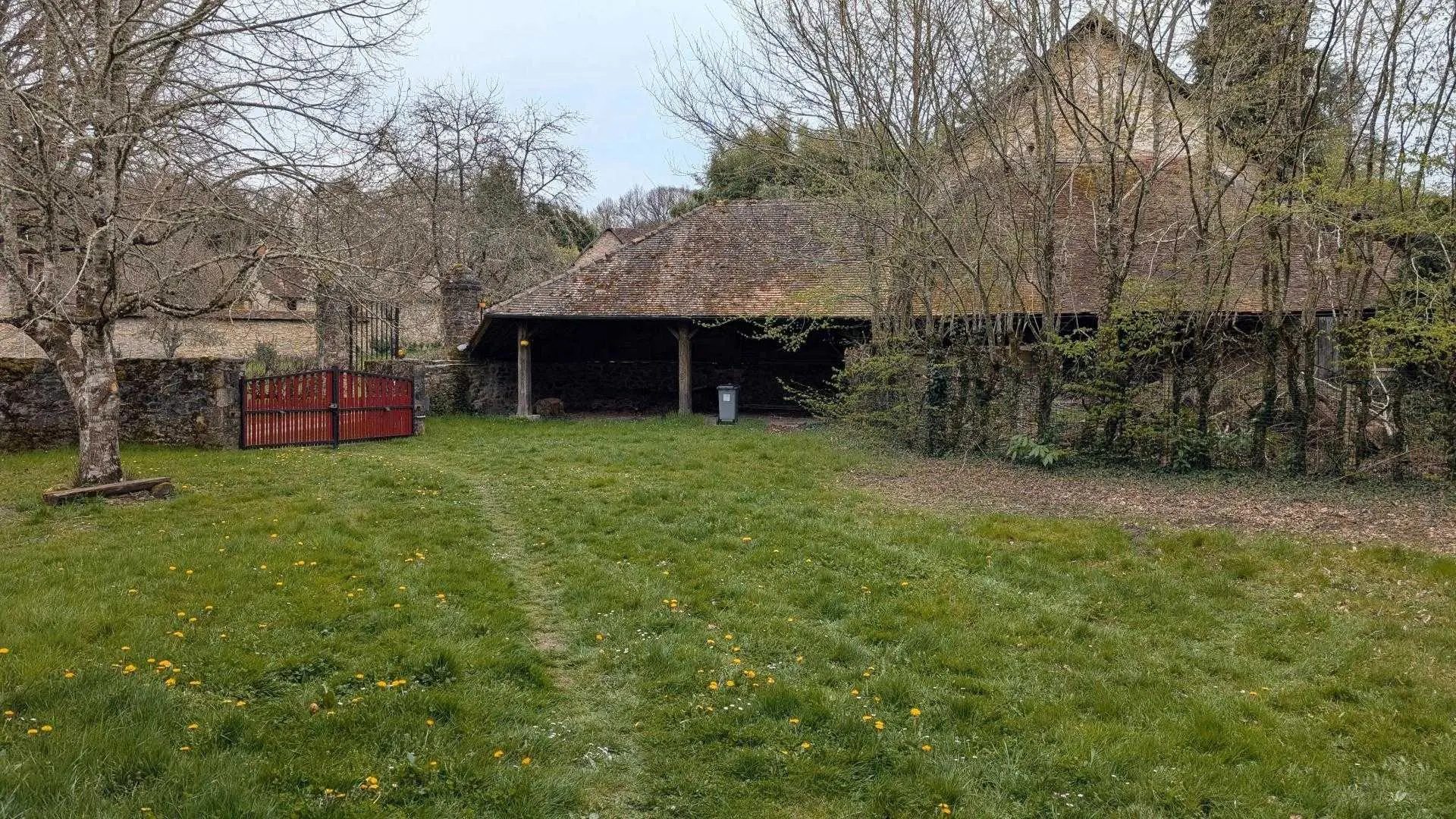 La Maison des Bois gîte du Domaine de Montintin à Chateau Chervix - jardin entièrement clos _22