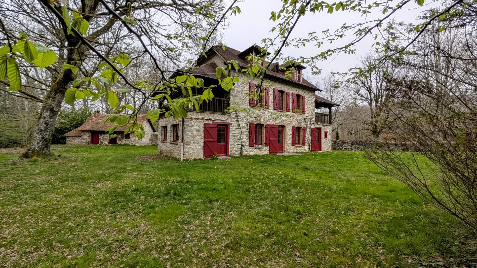 La Maison des Bois gîte du Domaine de Montintin à Chateau Chervix _2